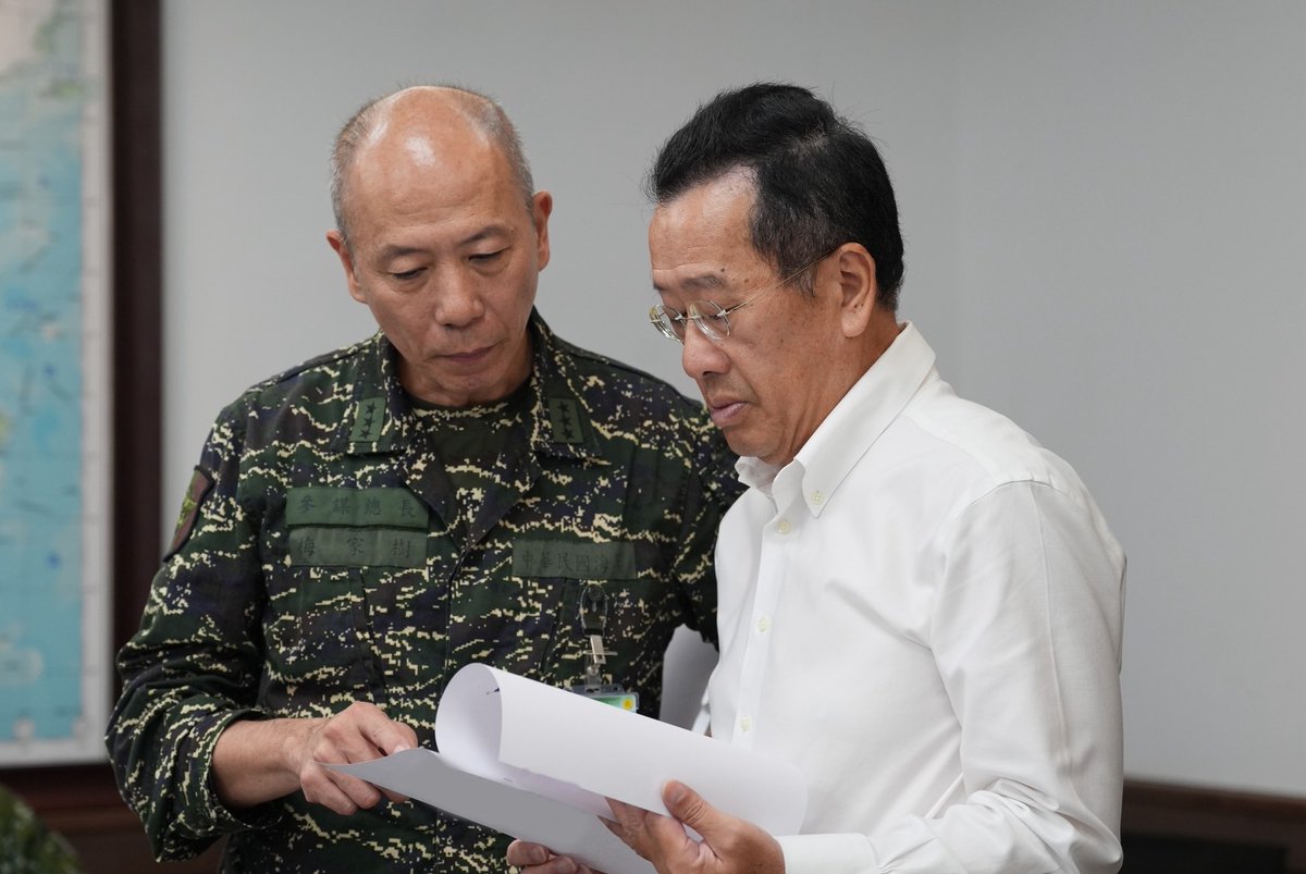 MoNDefense's tweet image. #HK41 #Day10
Minister Wellington Koo officially announced the successful completion of the #HanKuang41 exercise.
He commended all service members for their unwavering resolve and high morale throughout the intense and sustained training.
#ROCArmedForces