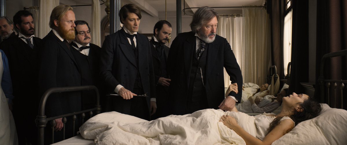 cultve's tweet photo. #cinemoving 2025
Campo San Polo - Cinema Ungherese
LUNEDÌ 4 AGOSTO, ORE 21.00
Semmelweis (Ungheria, 2023, 124’, https://t.co/fOtoDnaAHY.) biografico, di Lajos Koltai
Diretto da Lajos Koltai, candidato all’Oscar come direttore della fotografia per Malèna di Giuseppe Tornatore, Semmelweis segna il suo ritorno alla regia dopo Evening del 2007.
Vienna, 1847: in una clinica ostetrica si diffonde una misteriosa epidemia. Il giovane medico Ignác Semmelweis cerca di contrastare la febbre puerperale sfidando le teorie consolidate della medicina del tempo. Biopic in costume ambientato nel XIX secolo, il film racconta la vita del pioniere delle pratiche antisettiche negli ospedali, passato alla storia come il “salvatore delle madri”.
https://t.co/LUzE636wRW
@comunevenezia @CMVenezia @veneziaunica