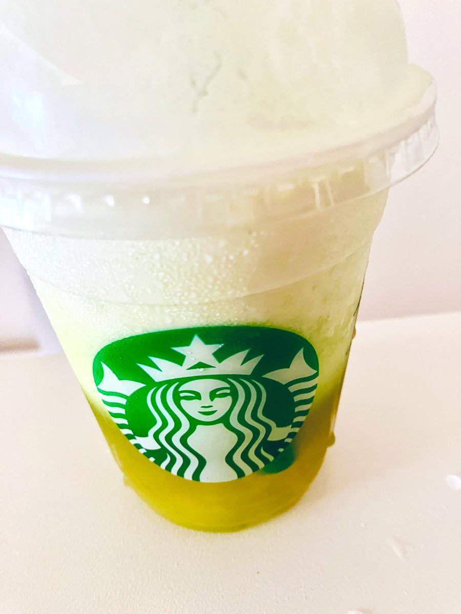 omochimameko's tweet photo. ちょっと溶けてしまってホイップ崩れちゃったグランマスカットフラペチーノ。。自分の計画性のなさ…ごめんなさい🙇‍♀️だけど味はめちゃうまだったー！！

#スタバ新作
#グランマスカットフラペチーノ
#ご褒美
#ポンコツ https://t.co/yvn4pTEfBJ