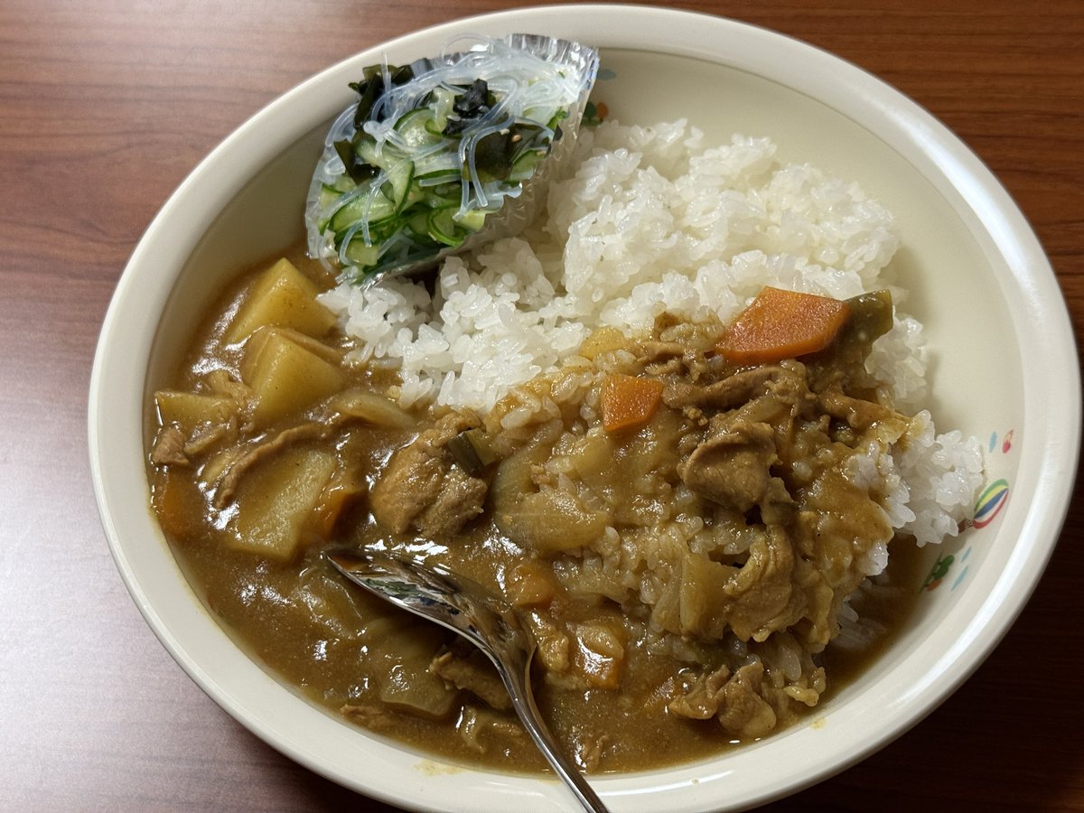 ichousyokudou's tweet photo. 今日のごちそうです☺️
2年生が収穫した夏野菜が入っています〜！
ありがとう☺️
#いちょう食堂　#こども食堂 https://t.co/PbfIwC5JsM