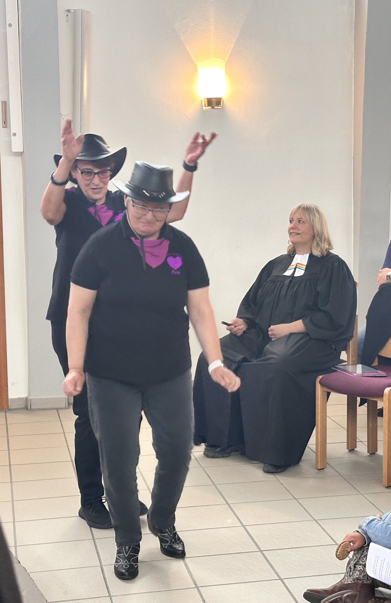 Line-Dance im Kirchraum, „Amazing Grace“ auf der Gitarre: In Lindlar wurde ein Country-Gospel-Gottesdienst mit Taufe gefeiert, der Kirche ganz neu klingen ließ. kirche-koeln.de #Country #Gospel #KircheAnders #Lindlar #AmazingGrace #JubilateKirche #kirchekoeln #linedance