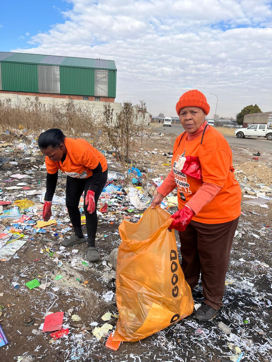 🧤🇿🇦 MANDELA DAY ACTION IN JOBURG
Led by GOOD National Chairperson and Joburg Councillor Matthew Cook, activists rolled up their sleeves this Mandela Day to clean up open spaces in Eldorado Park.

Despite reporting illegal dumping to Pikitup more than two months ago, no action