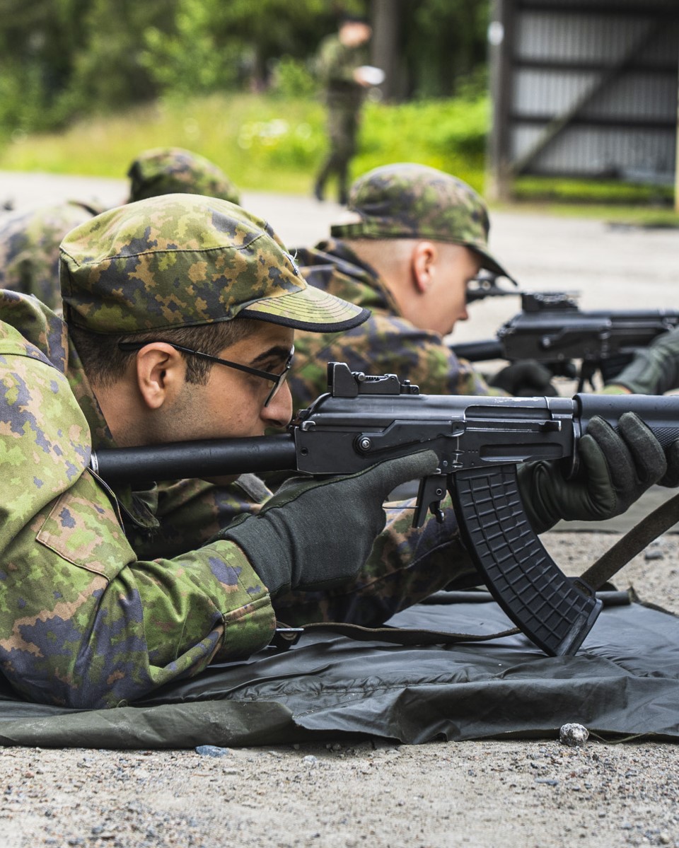 PanssariPR's tweet image. Orientaatiokurssi on sujunut tehokkaasti 🪖
Alokaskauden kaksi ensimmäistä viikkoa koostuvat orientaatiokurssista, jonka aikana alokkaat oppivat sotilaan perustaitoja sekä toimimaan oikein palvelusarjessa.
#PSPR #Maavoimat