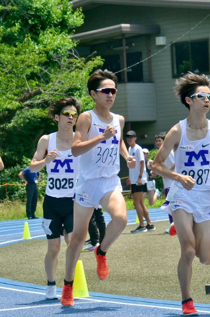 F_S_track_meet's tweet photo. 【 明治大学】
〈今大会の注目選手〉
先日の立命戦ではオープン参加ながら自己ベストを更新し、組トップでゴールするなど好調です。
スピードを兼ね備えた長距離ランナーが3000mでどのような走りを見せてくれるのか、ぜひご注目ください。 https://t.co/VY729UQjqe
