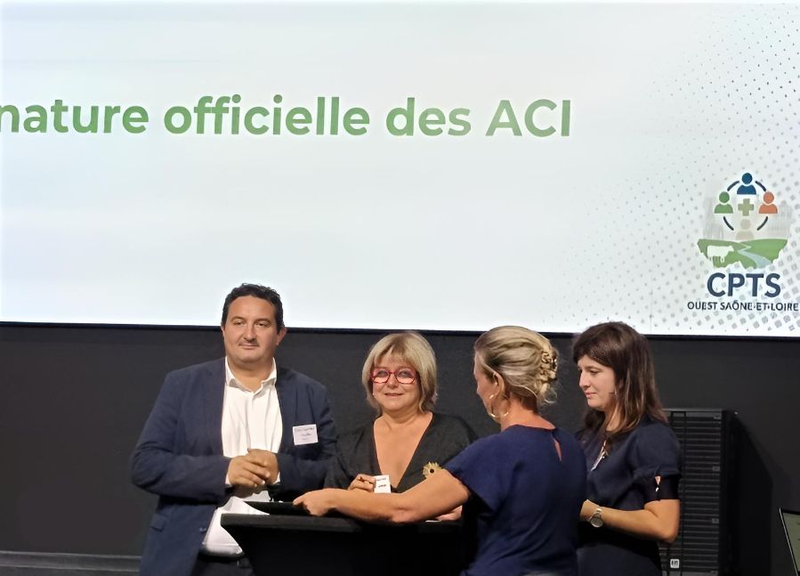 ARS BFC (@arsbfc) on Twitter photo ✅ Signature de l’ACI de la CPTS Ouest Saône-et-Loire ce 17/07 entre l’<a href="/arsbfc/">ARS BFC</a> la <a href="/cpam_71/">CPAM Saône-et-Loire Actu</a> & les acteurs de terrain 💪
des pros de la #santé mobilisés👩⚕️
69 communes
+57 000 habitants concernés
🎯 Objectif : l’accès aux #soins, la coordination, la #prévention et l’accompagnement ✅ Signature de l’ACI de la CPTS Ouest Saône-et-Loire ce 17/07 entre l’<a href="/arsbfc/">ARS BFC</a> la <a href="/cpam_71/">CPAM Saône-et-Loire Actu</a> & les acteurs de terrain 💪
des pros de la #santé mobilisés👩⚕️
69 communes
+57 000 habitants concernés
🎯 Objectif : l’accès aux #soins, la coordination, la #prévention et l’accompagnement