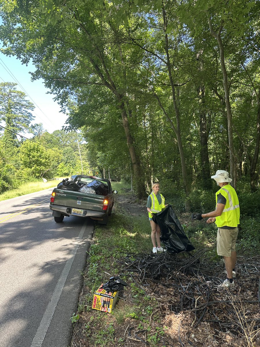BWRiverkeeper's tweet image. We partnered with Birmingham City Council District 1 Councilor Clinton Woods, Calvary Resurrection Christian Church, Teen Miss Alabama Earth and UA Forest Dynamics Lab to remove 252.2 lbs of litter from the Black Warrior River basin. Join our next events: blackwarriorriver.org/volunteer-news…