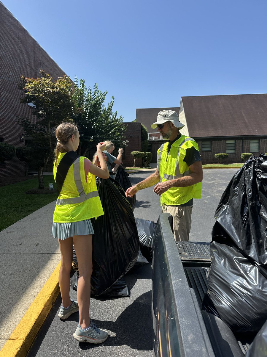 BWRiverkeeper's tweet image. We partnered with Birmingham City Council District 1 Councilor Clinton Woods, Calvary Resurrection Christian Church, Teen Miss Alabama Earth and UA Forest Dynamics Lab to remove 252.2 lbs of litter from the Black Warrior River basin. Join our next events: blackwarriorriver.org/volunteer-news…