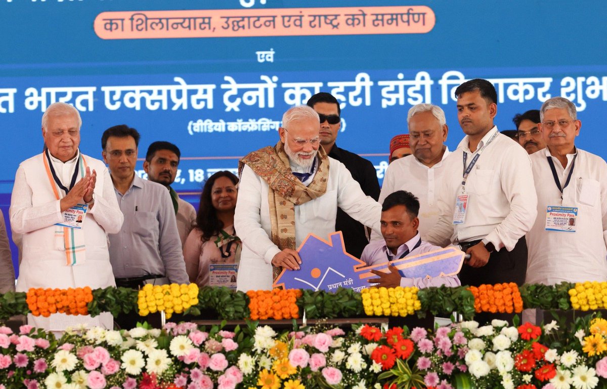 आज मोतिहारी में लोगों को पक्के घर की चाबी सौंपकर मन को बहुत संतोष हुआ है।