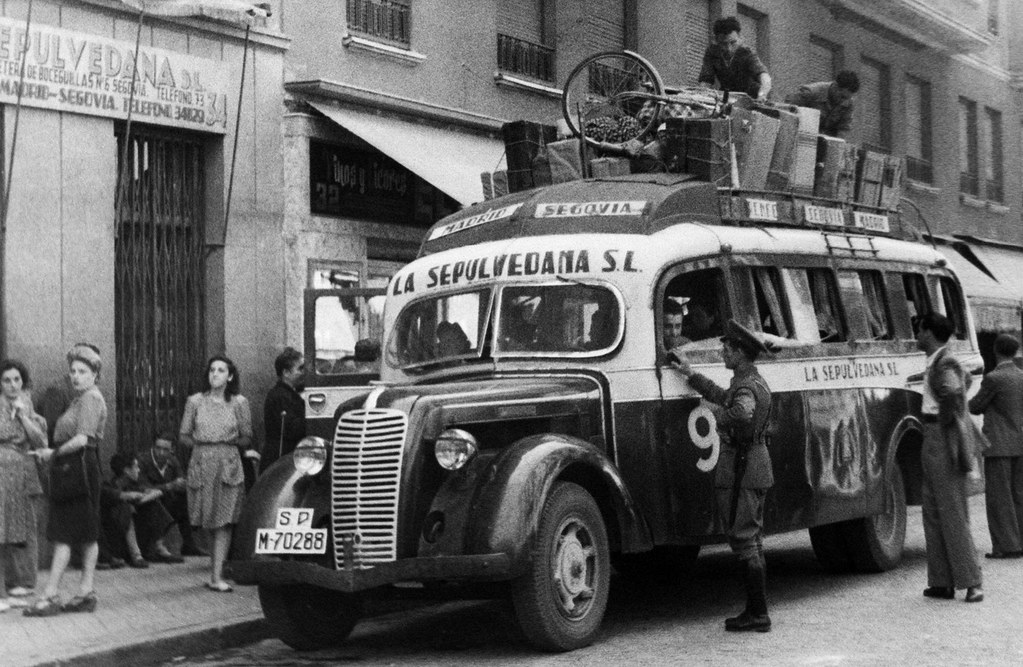 mixdevil66's tweet image. Salida de autobuses “La Sepulvedana” (1950)
📷: Manuel Urech
