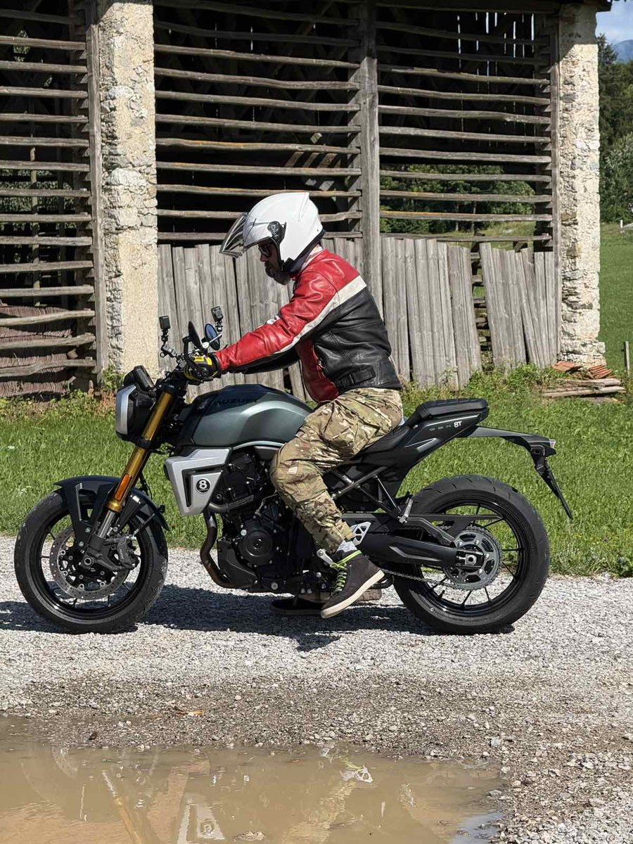 Megyek, megnézem a csűrt! (fotókredit: Bistei) #suzukigsx8t