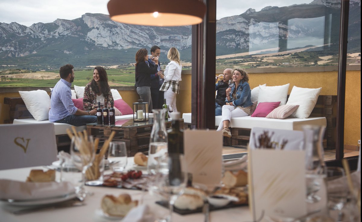 RiojaAlavesa's tweet image. ☀️ ¿Te apetece una comida al aire libre? ¿Una cata con vistas? ¿Un vino al atardecer?
🔎Encuentra tu terraza ideal: visitriojaalavesa.com/terrazas-en-ri… 

#RiojaAlavesa #RutaDelVino #Terraza #Verano