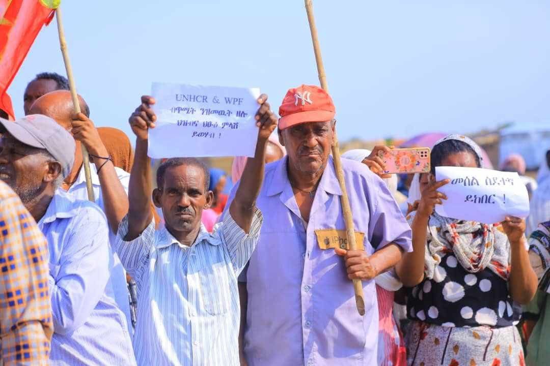 WegahtaFacts's tweet photo. #InPicture: Tigrayan refugees in Sudan, Tenedba held a massive protest demanding the full implementation of the CoHA and their return to their home.
Tenedba refugees camp hosts over 35 thousands of Tigrayan refugees who fled the ethnic cleansing campaign in Western Tigray. https://t.co/AZJl6nNtUM