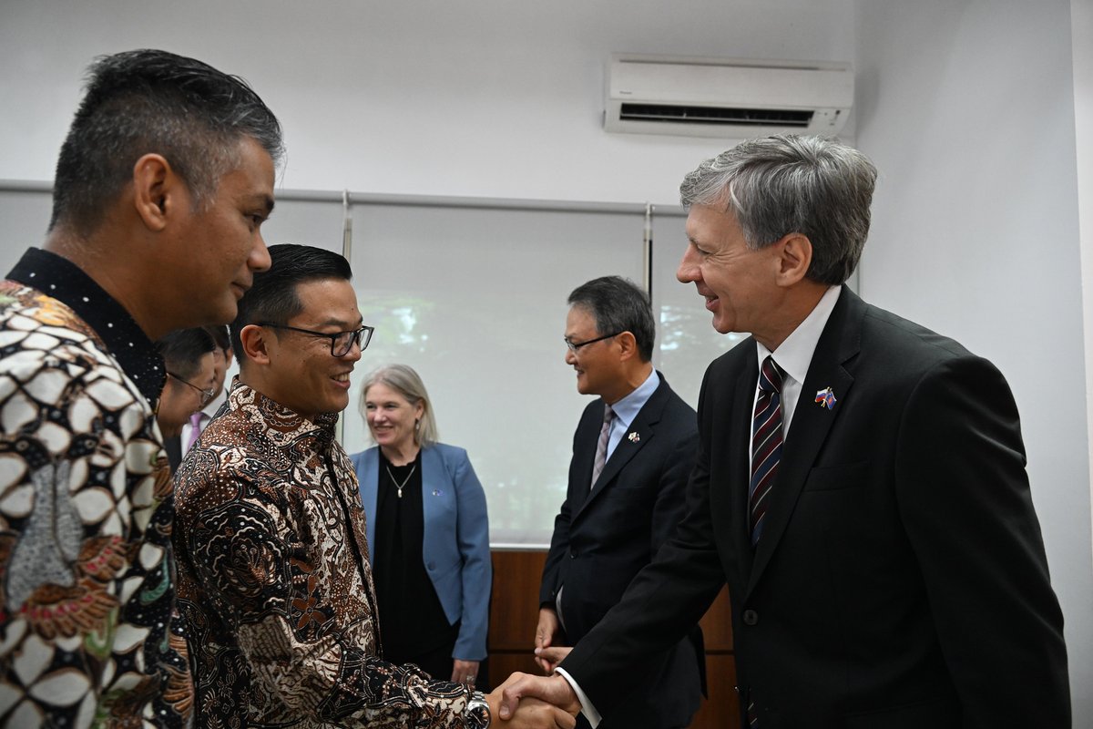 ASEANRussia's tweet image. 🗓 On July 18, Ambassador of the Russian Federation to ASEAN H.E. Mr. Evgeny Zagaynov 🇷🇺 took part in the meet-and-greet event with the Minister for Foreign Affairs of the Republic of Indonesia H.E. Mr. Sugiono who paid his first visit to the ASEAN Headquarters in Jakarta 🇮🇩.