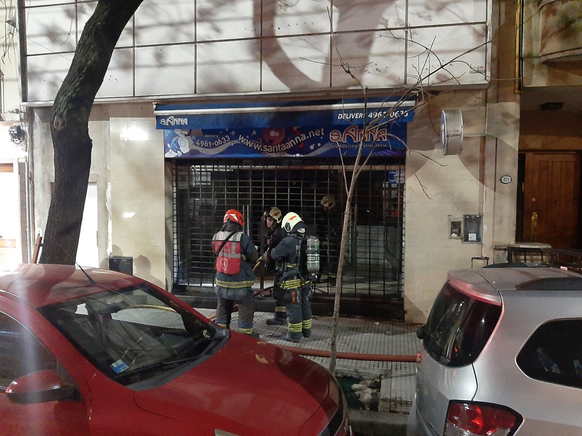 Nnicolas103's tweet image. Incendio en un negocio ubicado en Jean Jaures al 900. Se desarrolló fuego generalizado en una pescadería, sobre la planta baja y un 1° piso. Bomberos de la Ciudad dominó el proceso, continúan las tareas en el lugar.