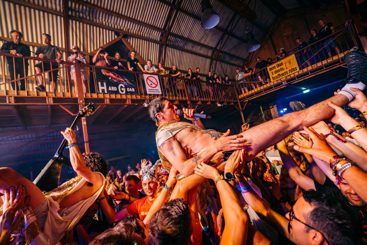 zwartecross's tweet photo. Goeiemorgen moshpitmartelaars, vuistpompstampers, lieve schattige stelletjes, nederpopmeebrullers, theaterweirdo's, voorbeeldige gezinnetjes,  flamboyante freaks, pootjebaders, yeahschreeuwers en heupschudders! Groove &amp; stoef ze vandaag! https://t.co/3ArtHkfyQj