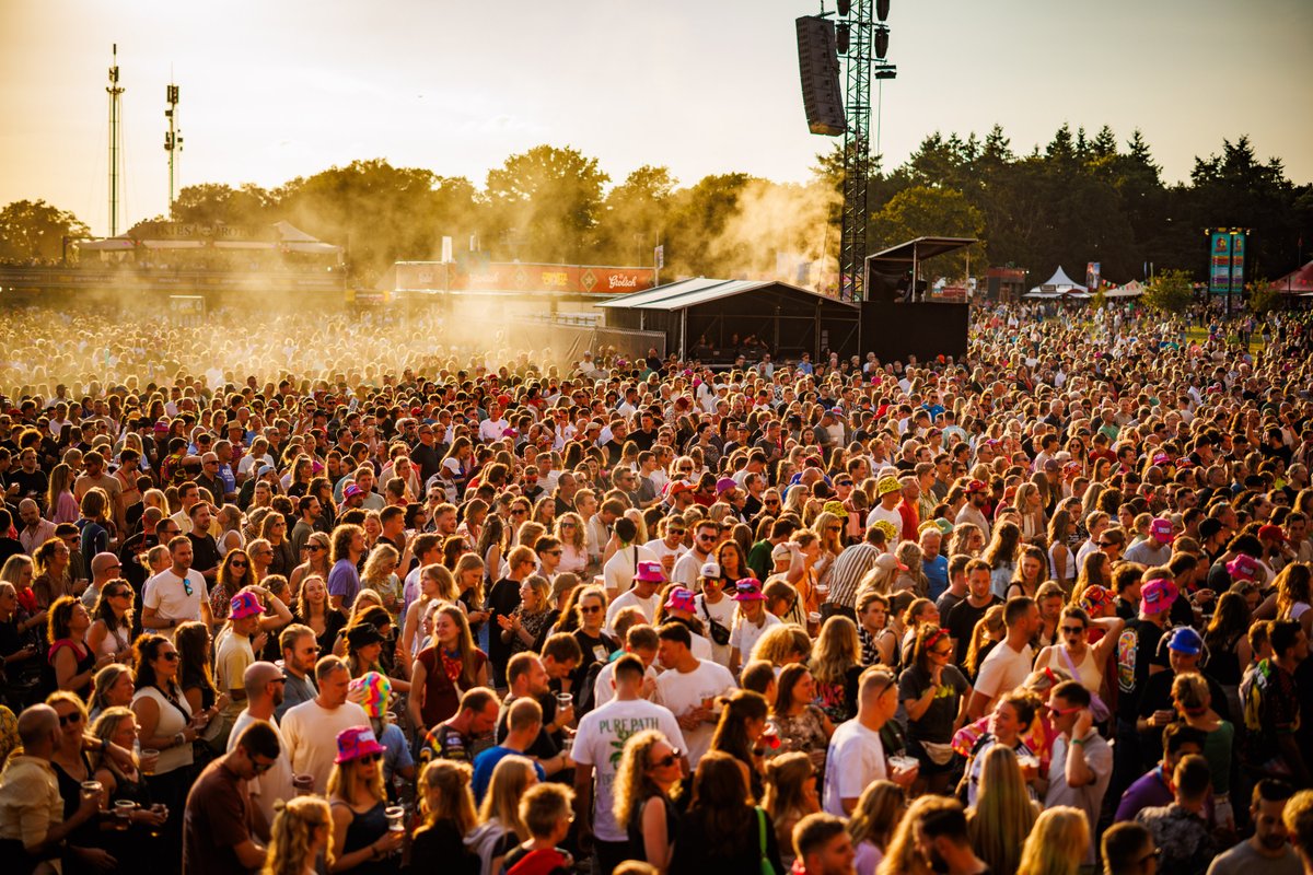 zwartecross's tweet photo. Goeiemorgen moshpitmartelaars, vuistpompstampers, lieve schattige stelletjes, nederpopmeebrullers, theaterweirdo's, voorbeeldige gezinnetjes,  flamboyante freaks, pootjebaders, yeahschreeuwers en heupschudders! Groove &amp; stoef ze vandaag! https://t.co/3ArtHkfyQj