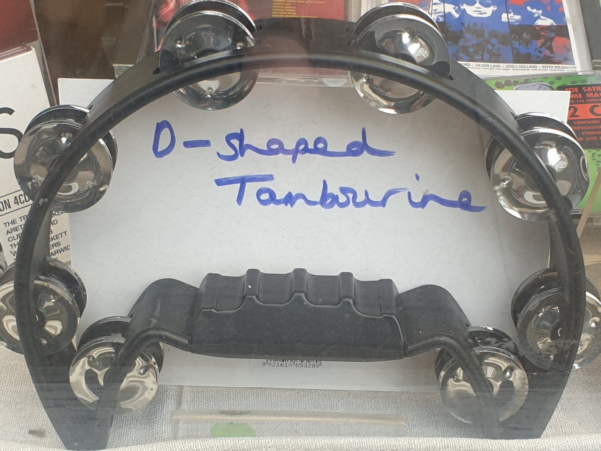 oxfam_harpenden's tweet photo. Putting the music 🎶 🎵 into #Oxfam #Books &amp; #Music #Harpenden! Lots of new arrivals this week including a Pyle 1/4 size acoustic #guitar, £14.99. We also have a pair of #maracas, a D-shaped #tambourine, three #recorders and two #musicstands! All at 5, Harding Parade now! https://t.co/L6S0v41Cl4