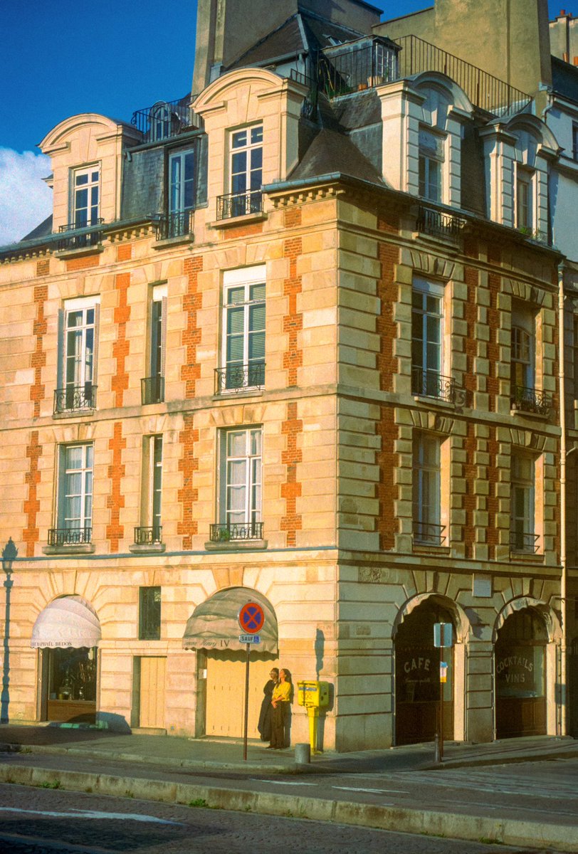 maximevisticot's tweet image. J’aime capturer des scènes de vie paisibles à Paris sur film 🎞️