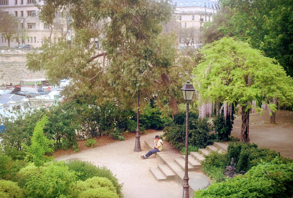 maximevisticot's tweet image. J’aime capturer des scènes de vie paisibles à Paris sur film 🎞️