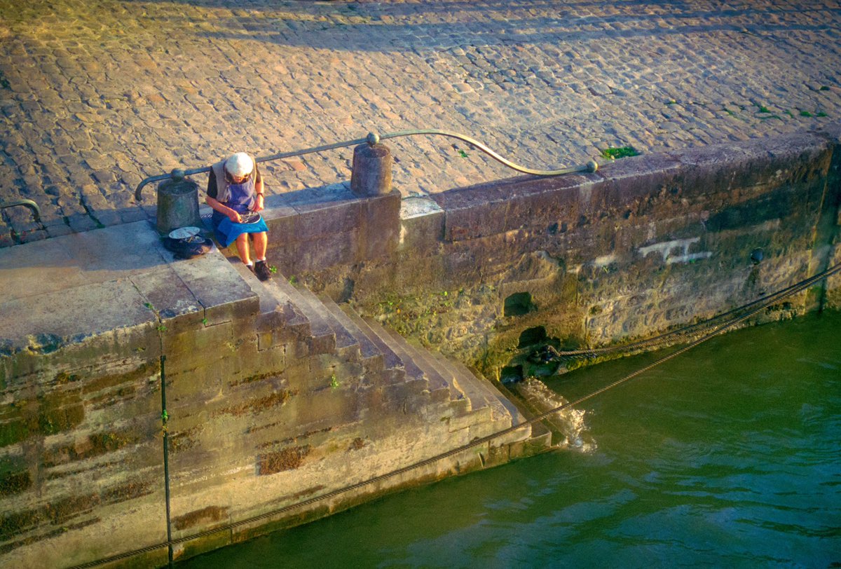 maximevisticot's tweet image. J’aime capturer des scènes de vie paisibles à Paris sur film 🎞️