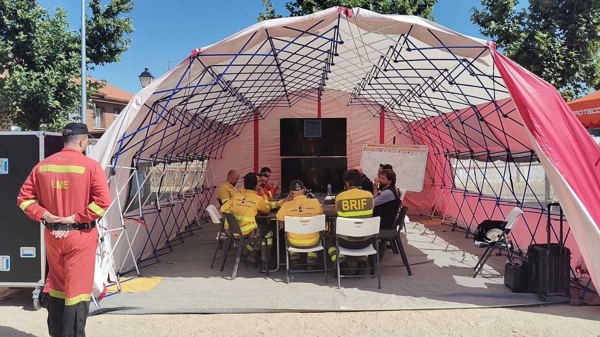 INFOCAM (@plan_infocam) on Twitter photo ➡️ACTUALIZACIÓN
▶️ #IFMéntrida en #Toledo / #Madrid desciende a Situación Operativa Nivel 1, se levantan las medidas de confinamiento. Continúan las labores de extinción de #INFOCAM de <a href="/gobjccm/">Gobierno de Castilla-La Mancha</a> con:
🚨Nivel 1
🚁 2 medios aéreos
🚚 22 medios terrestres
👥90 #BBFF #AAMM
Participan ➡️ACTUALIZACIÓN
▶️ #IFMéntrida en #Toledo / #Madrid desciende a Situación Operativa Nivel 1, se levantan las medidas de confinamiento. Continúan las labores de extinción de #INFOCAM de <a href="/gobjccm/">Gobierno de Castilla-La Mancha</a> con:
🚨Nivel 1
🚁 2 medios aéreos
🚚 22 medios terrestres
👥90 #BBFF #AAMM
Participan