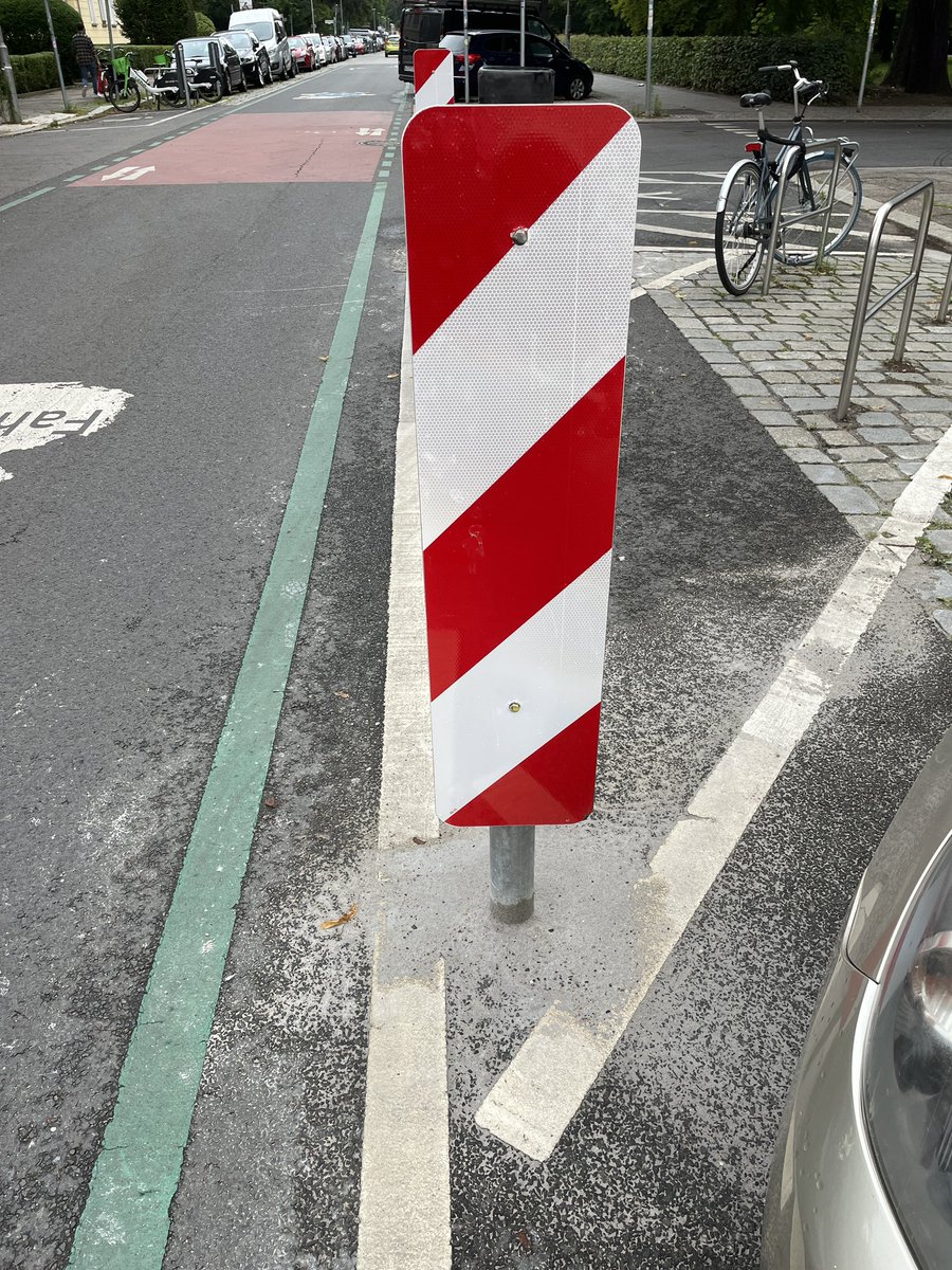 BikerPankow's tweet image. Wieder und wieder müssen die Warnbaken am Fußgängerbereich der #Ossietzkystraße #Pankow erneuert werden. Kann denn niemand mehr vernünftig Auto fahren?