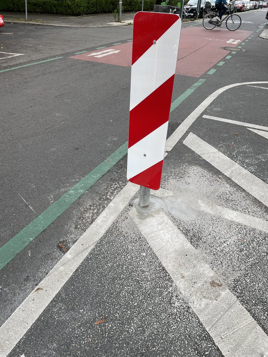 BikerPankow's tweet image. Wieder und wieder müssen die Warnbaken am Fußgängerbereich der #Ossietzkystraße #Pankow erneuert werden. Kann denn niemand mehr vernünftig Auto fahren?