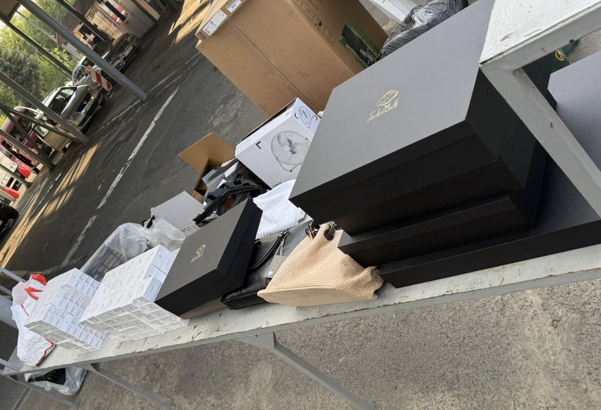 rehionality's tweet image. На Волині митники викрили контрабанду техніки Apple, приховану під ковбасу
