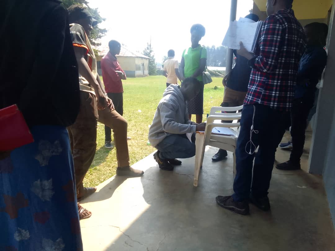 CountryRadio87's tweet photo. UPDATES:
The Electoral Commission(EC) has commenced elections for Special Interest Groups (SIGs) at the sub-county level across the country.
At Buyanja subcounty, Rukungiri district elections with each candidate choosing two agents.
#CountryFmUpdates 
✍Kevin Aine https://t.co/eYYWi4SDRK