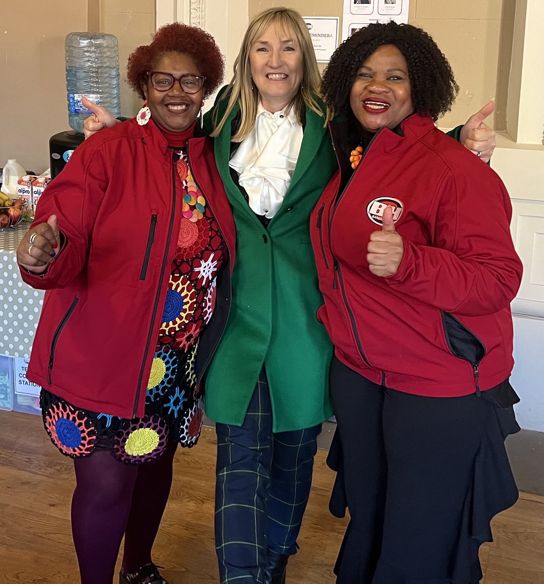 hawley_caroline's tweet image. Catch these lovely ladies battling it out with the #blues this lunchtime! ⁦@BBCBargainHunt⁩ ⁦@TimWeeks720⁩ ⁦@GarLarPe⁩ #funtimes