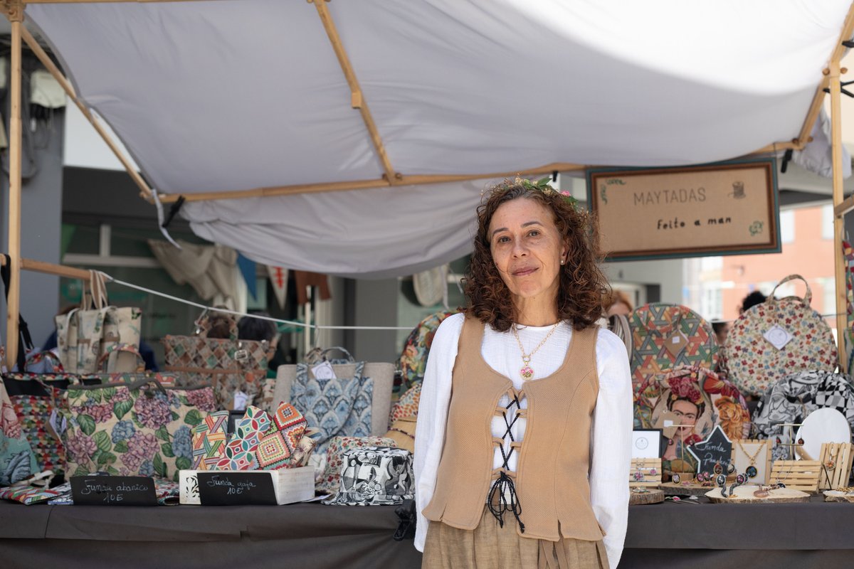 🏰 Vinte no Asalto ao Castelo de Vimianzo
Maite Caldas: “O ambiente cos outros feirantes é fantástico”
#VinteNaRúa | "Chámome Maite e vendo téxtil: fundas de pandeireta, bixutería bordada á man, bolsos e mochilas. Todo o que ves aquí, todo, fágoo eu" ⤵️
vinte.praza.gal/artigo/vinte-n…