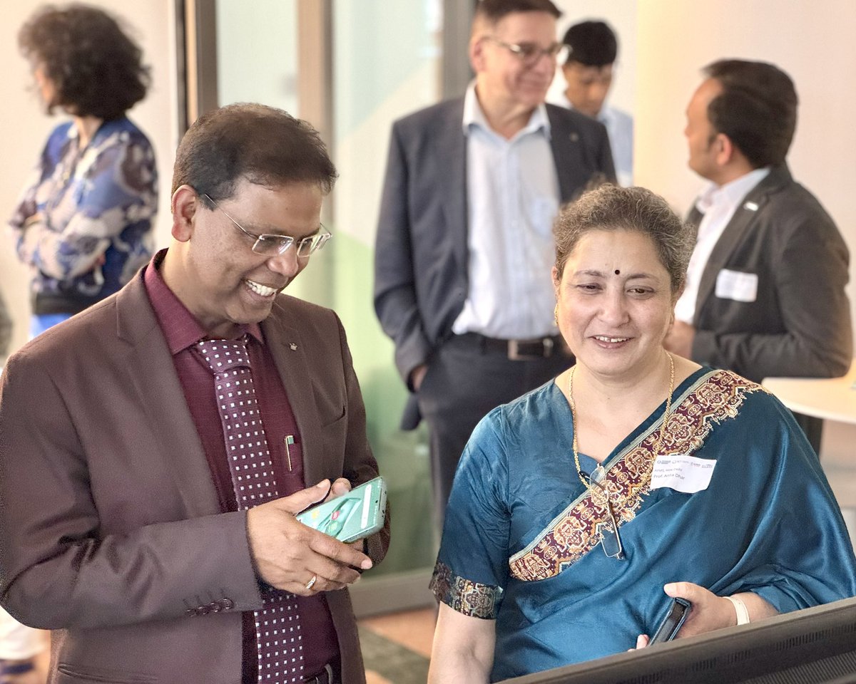 TactileInternet's tweet image. 𝗧𝗼𝗴𝗲𝘁𝗵𝗲𝗿 𝗳𝗼𝗿 𝗯𝗲𝘁𝘁𝗲𝗿 𝗰𝗮𝗿𝗲: As part of the Indo-German Workshop of the @NCT_UCC_DD, medical professional came together to network and discuss common perspectives for the future of medical care.
@tudresden_de @dfg_public
#CeTI #tactileinternet