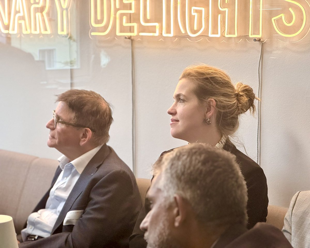 TactileInternet's tweet image. 𝗧𝗼𝗴𝗲𝘁𝗵𝗲𝗿 𝗳𝗼𝗿 𝗯𝗲𝘁𝘁𝗲𝗿 𝗰𝗮𝗿𝗲: As part of the Indo-German Workshop of the @NCT_UCC_DD, medical professional came together to network and discuss common perspectives for the future of medical care.
@tudresden_de @dfg_public
#CeTI #tactileinternet