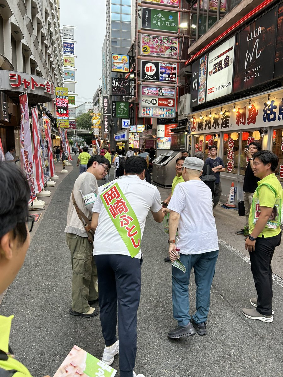 tiger_koki_'s tweet image. 岡崎ふとしの背中
握手する度に温かい言葉をかけられていて
なんか涙が出てきそうになったぞ。
もし、俺が候補者の立場だったら泣くで。
大阪の皆様、「岡崎ふとし」に一票を。
そして、#社会保険料を下げる改革 を。
選挙戦も今日と明日のみ。
最後の最後まで、#岡崎ふとし 頑張れ🐯
絶対勝つぞ!!