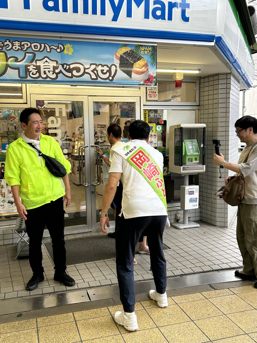 tiger_koki_'s tweet image. 岡崎ふとしの背中
握手する度に温かい言葉をかけられていて
なんか涙が出てきそうになったぞ。
もし、俺が候補者の立場だったら泣くで。
大阪の皆様、「岡崎ふとし」に一票を。
そして、#社会保険料を下げる改革 を。
選挙戦も今日と明日のみ。
最後の最後まで、#岡崎ふとし 頑張れ🐯
絶対勝つぞ!!