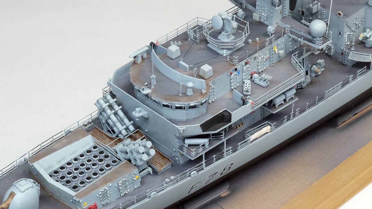 Tobiiro2's tweet image. TRUMPETER 1/350
HMS TYPE23 Frigate - Kent (F78)
(3/6)
本級は全体の形やバランスも良いんですが、各部もそれぞれ味のある形をしていて見所いっぱいです。
(作ってる時は多少恨みましたけど😄)