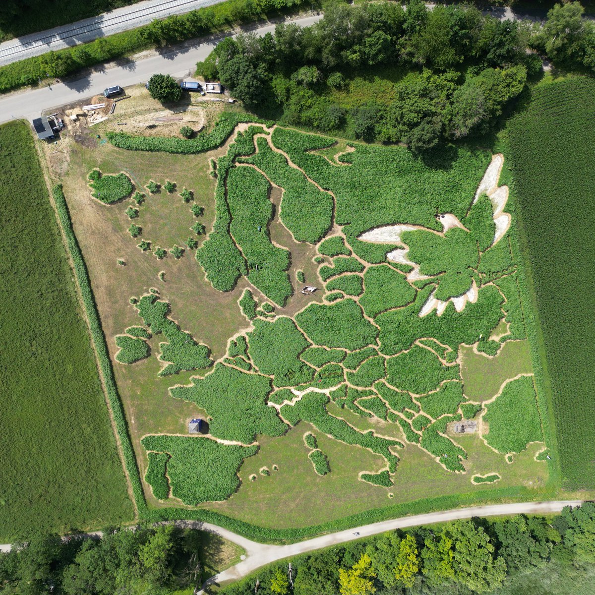 SDemmelhuber's tweet image. Seit 27 Jahren gestaltet Uli Ernst auf seinem Feld am Ammersee ein Labyrinth. Mit der Motivauswahl heuer will der Landwirt die Idee "Europa" würdigen, es soll eine Hommage an die Einheit und Vielfalt sein. Ein besonderes Symbol befindet sich zwischen Russland und der Ukraine.