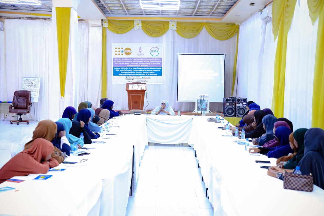 DearDaughterC's tweet image. With support from @UNFPASomalia, we held a 1-day workshop in #Galmudug for Traditional Birth Attendants( TBAs) &amp;amp; health professionals, focusing on the impact of FGM, the law’s provisions including the ban on medicalization &amp;amp; strengthening support for implementation of the #FGMACT
