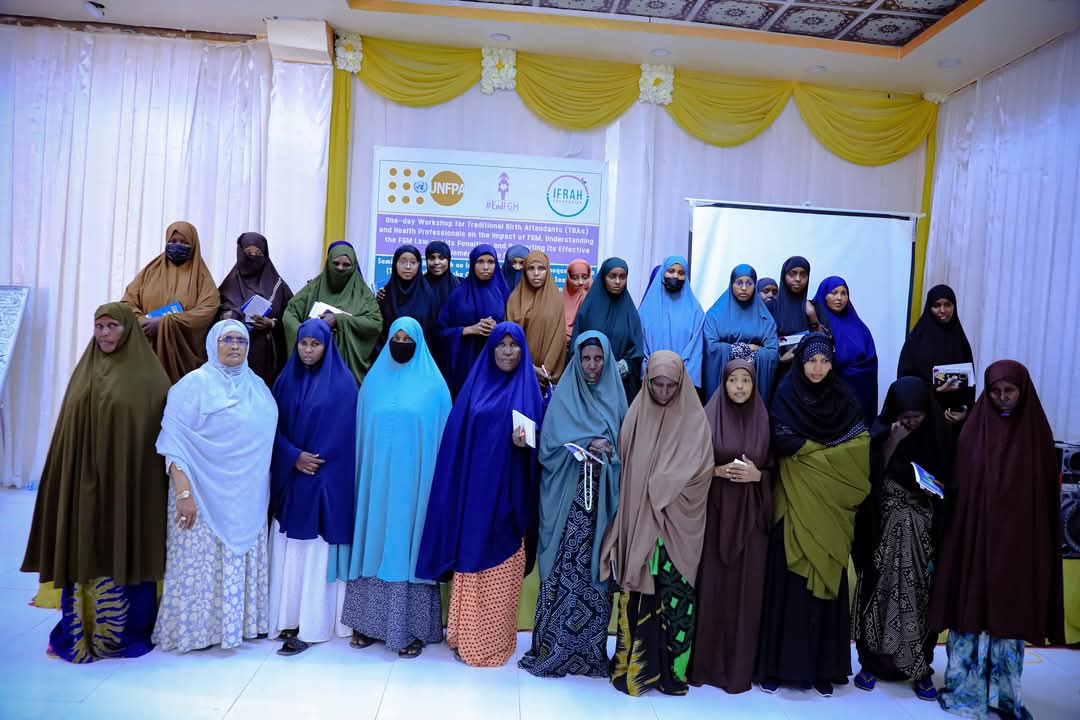 DearDaughterC's tweet image. With support from @UNFPASomalia, we held a 1-day workshop in #Galmudug for Traditional Birth Attendants( TBAs) &amp;amp; health professionals, focusing on the impact of FGM, the law’s provisions including the ban on medicalization &amp;amp; strengthening support for implementation of the #FGMACT