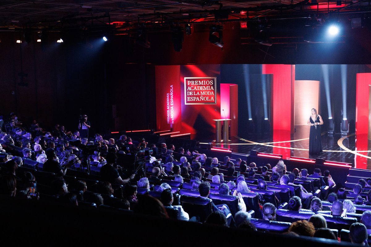 RTVE_Com's tweet image. Los #PremiosModaRTVE se consolidan en su II Edición con grandes nombres entre sus galardonados.

Los académicos han reconocido el trabajo de Teresa Helbig, Pedro del Hierro, Juan Vidal, Mans, Mango, Ecoalf, entre otras propuestas y proyectos.

rtve.es/n/16669296