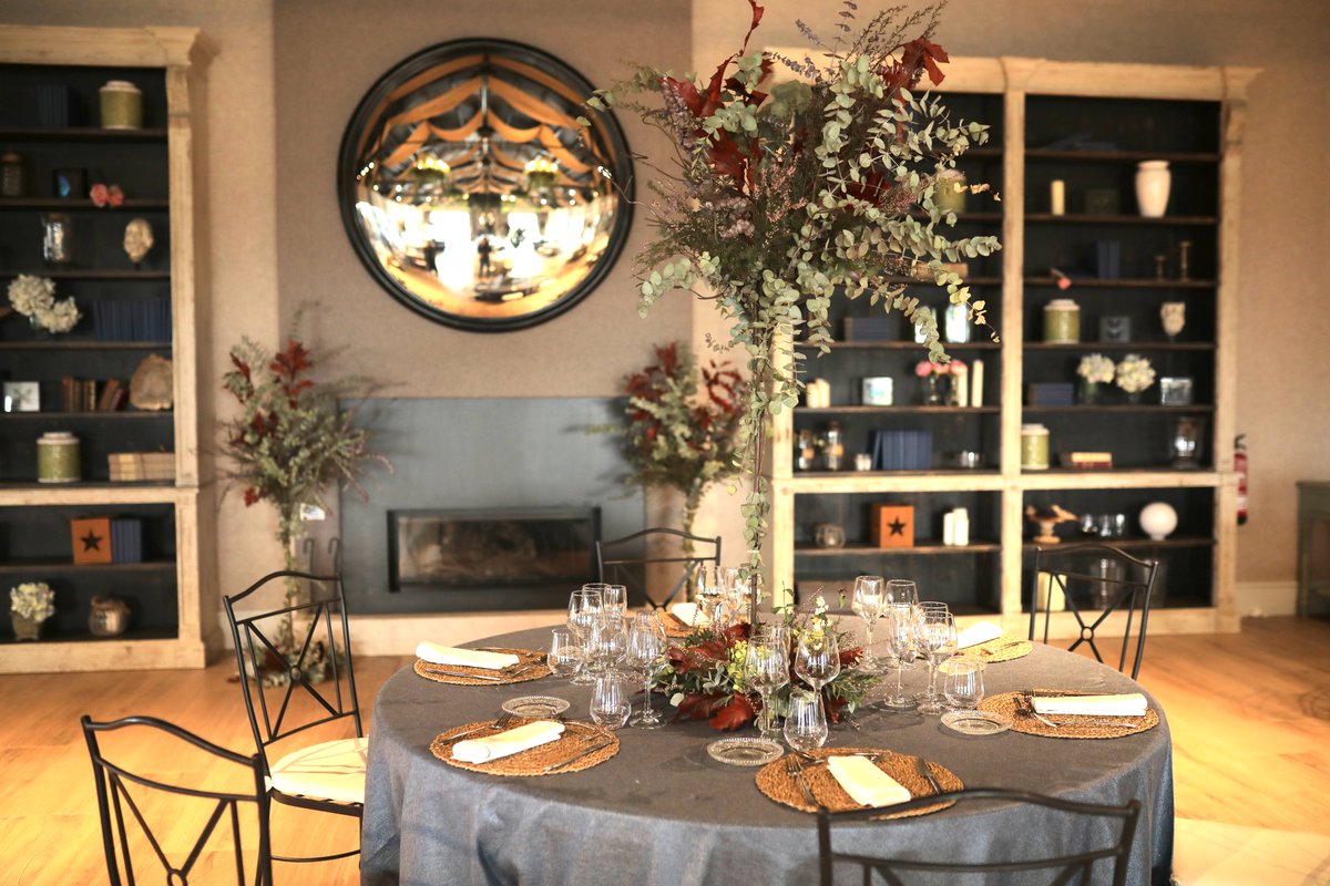 GaastroSpain's tweet image. ✨ Si sueñas con una boda entre viñedos, mariposas y magia natural, apunta este nombre: @BodegaRegajal. A solo 35 minutos de #Madrid, esta finca-bodega es uno de los lugares más especiales para celebrar #bodas con carácter, elegancia y alma rural.

elblogdegastromadrid.com/mejores-espaci…