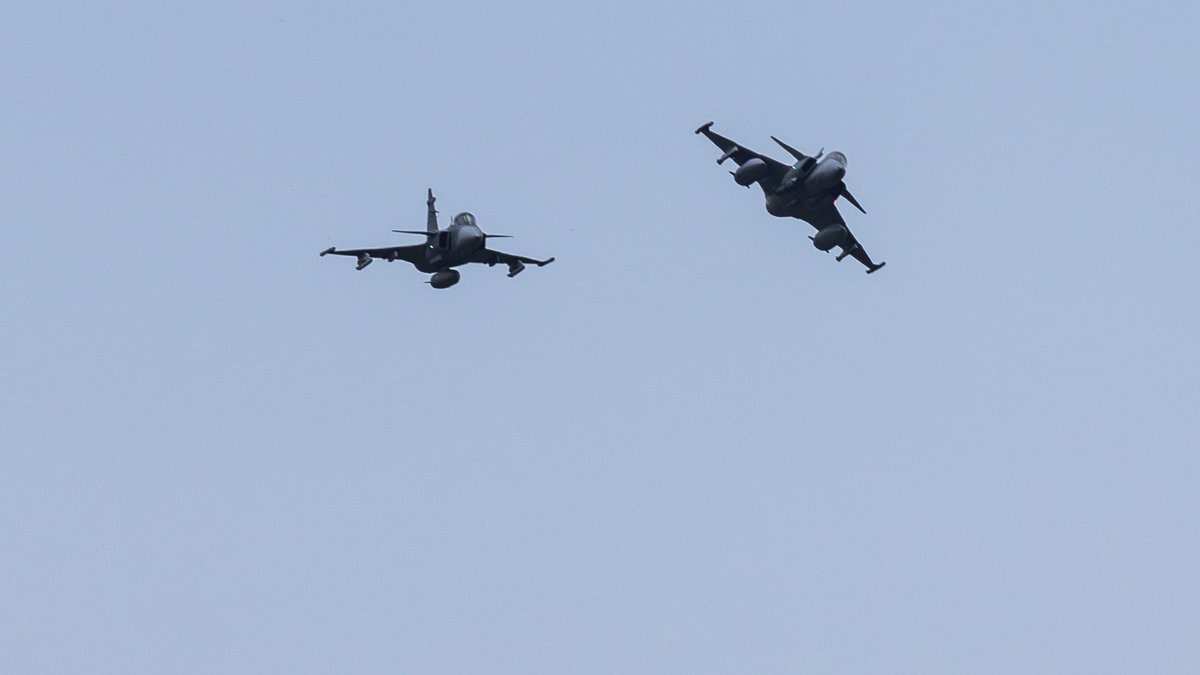 DefenceOps's tweet image. Phoon & friends! ๐ฅโ๏ธ
ย
This #PhoonFriday, weโre looking at Op CHESSMAN, @NATOโs Enhanced Air Policing mission in Poland.๐ก๏ธ
@RoyalAirForce Typhoons are flying alongside @flygvapnet Gripens ๐ธ๐ช& @Poland_MOD MiG-29s๐ต๐ฑ
ย
We #FlyandFight together because we are #StrongerTogether ๐ช
