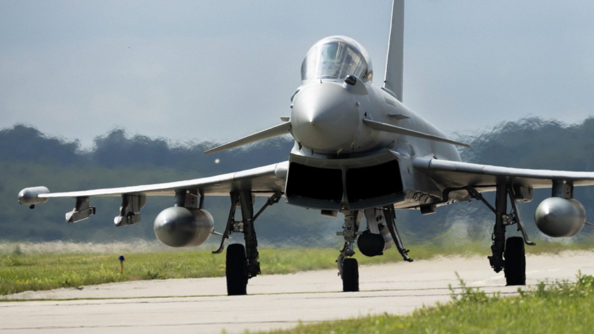 DefenceOps's tweet image. Phoon & friends! ๐ฅโ๏ธ
ย
This #PhoonFriday, weโre looking at Op CHESSMAN, @NATOโs Enhanced Air Policing mission in Poland.๐ก๏ธ
@RoyalAirForce Typhoons are flying alongside @flygvapnet Gripens ๐ธ๐ช& @Poland_MOD MiG-29s๐ต๐ฑ
ย
We #FlyandFight together because we are #StrongerTogether ๐ช