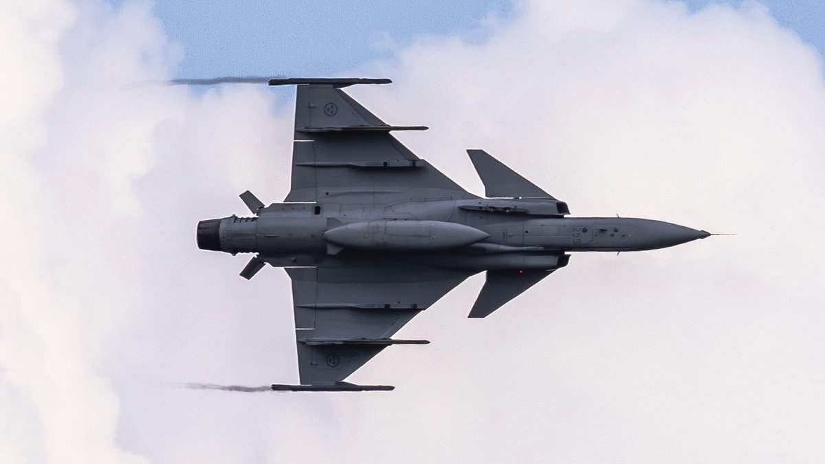 DefenceOps's tweet image. Phoon & friends! ๐ฅโ๏ธ
ย
This #PhoonFriday, weโre looking at Op CHESSMAN, @NATOโs Enhanced Air Policing mission in Poland.๐ก๏ธ
@RoyalAirForce Typhoons are flying alongside @flygvapnet Gripens ๐ธ๐ช& @Poland_MOD MiG-29s๐ต๐ฑ
ย
We #FlyandFight together because we are #StrongerTogether ๐ช