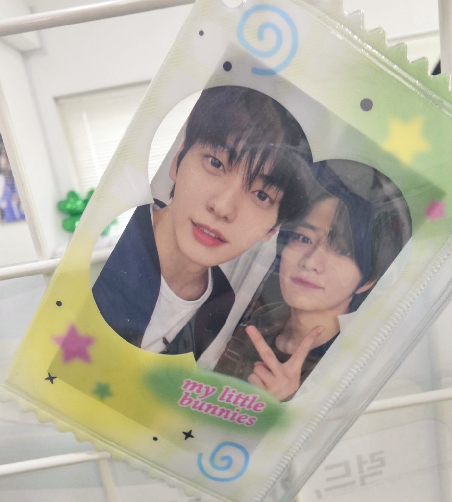 단짝즈 카페 귀여웠엉... 🍀
운좋게 1등해서 범규 담요 받음><!!
서로가 서로를 애정담아 기록하는 순간들이 정말 아름다운 우정인 거야..💚

#내인생_제일큰행운_단짝즈
#Our_bestfriends