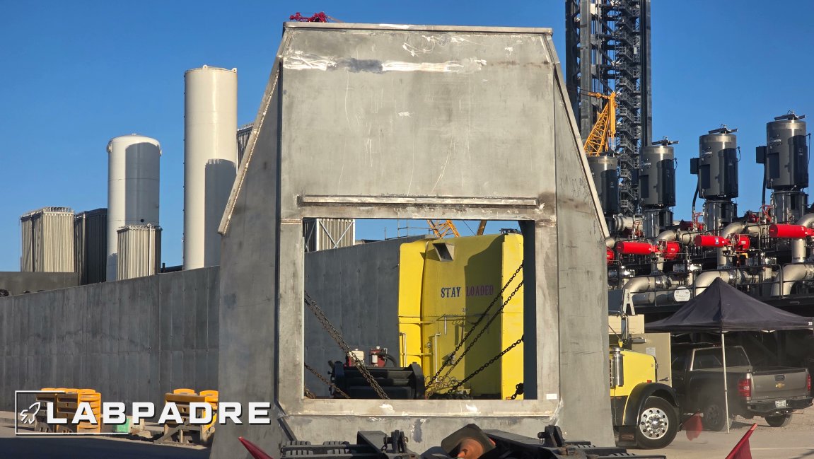 LabPadre's tweet image. Right place, right time, as @SpaceX take delivery of new hardware. This is most likely the Liquid Oxygen BQD hood for Pad-2.