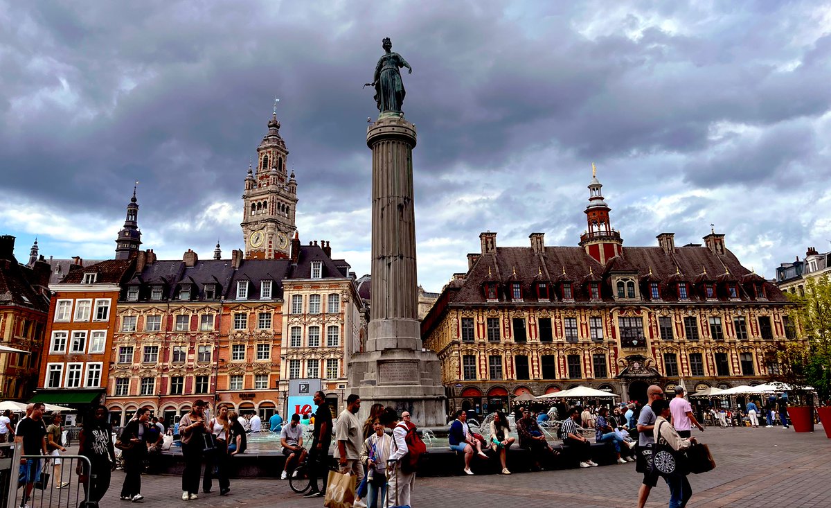 memoart_dadrien's tweet image. De passage à Lille, je songe aux vers de Hugo dans Les châtiments :
« Caves de Lille ! on meurt sous vos plafonds de pierre !
J'ai vu, vu de ces yeux pleurant sous ma paupière,
Râler l'aïeul flétri,
La fille aux yeux hagards de ses cheveux vêtue,
Et l'enfant spectre au sein de…