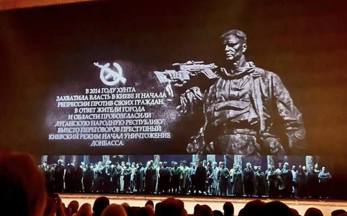 Появилась еще одна фотография со вчерашней постановки Гергиева в Большом. 
Всё хуже, чем мы думали. 
Позорище. Просто позорище. Эти люди - преступники, пропагандисты и убийцы российской культуры.