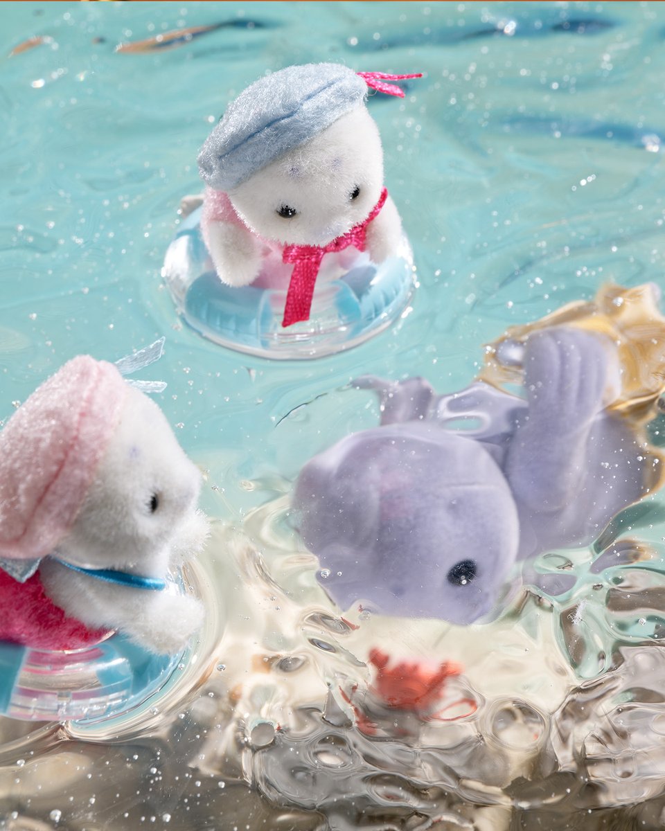 SylvanianJP's tweet image. 「あっ!おとしちゃった…!」
アザラシのパフィとマフィが遊んでいたおもちゃを落としてしまいました💦
「任せて!お父さんが探してくるよ!」
「え!いいの?」
「おとうさん、ありがとう!」
頼りになるお父さんですね✨
#シルバニアファミリー #シルバニア
#海 #落とし物 #おもちゃ…