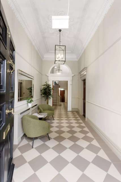 Situated on the south side of Fitzwilliam Square in #Dublin this #officespace is housed in a renovated Georgian building. Members have access to a cafeteria, breakout areas and private offices outfitted with ergonomic furnishings. 

Find out more: savi.li/6016sBSQM